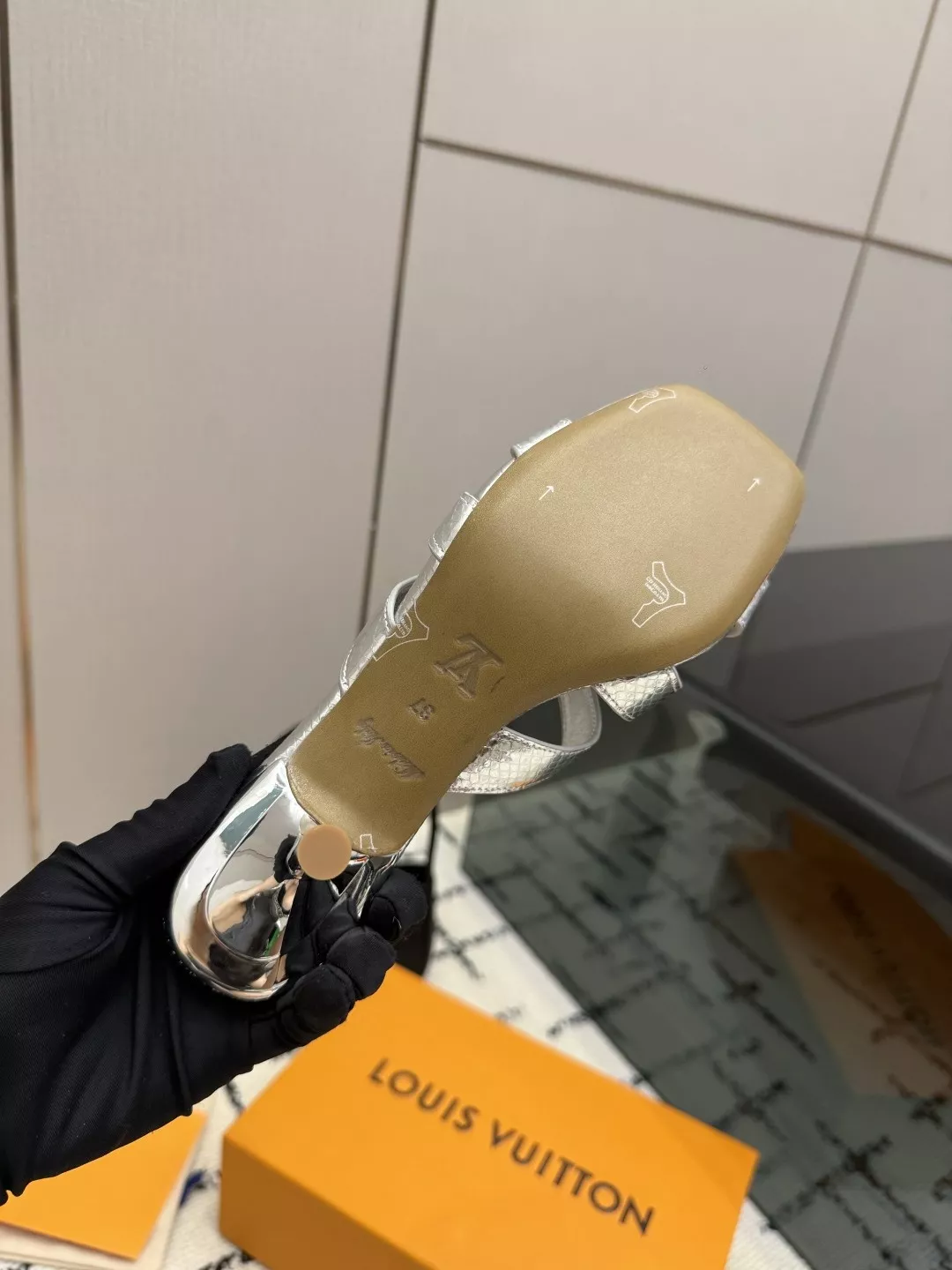 루이비통 모노그램 카프스킨 페이턴트 중굽 토오픈 뮬 상세 이미지 10