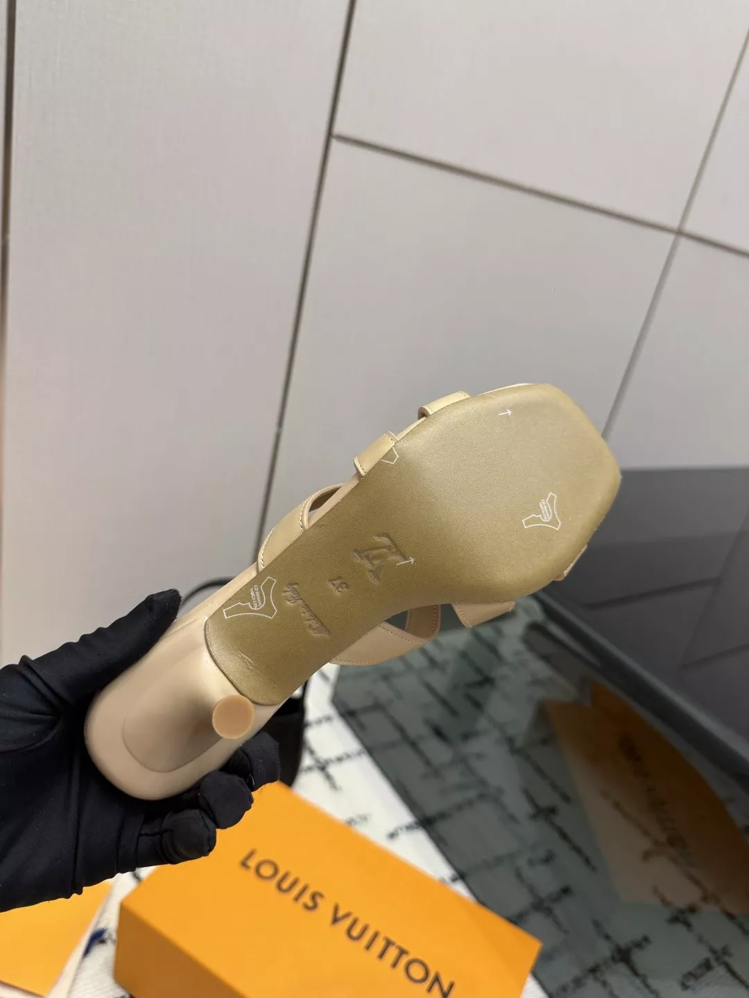 루이비통 모노그램 카프스킨 중굽 토오픈 뮬 샌들 상세 이미지 9