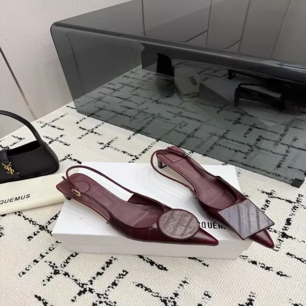 자크뮈스 조각적 실루엣 포인티드토 키튼힐 플랫 슬링백