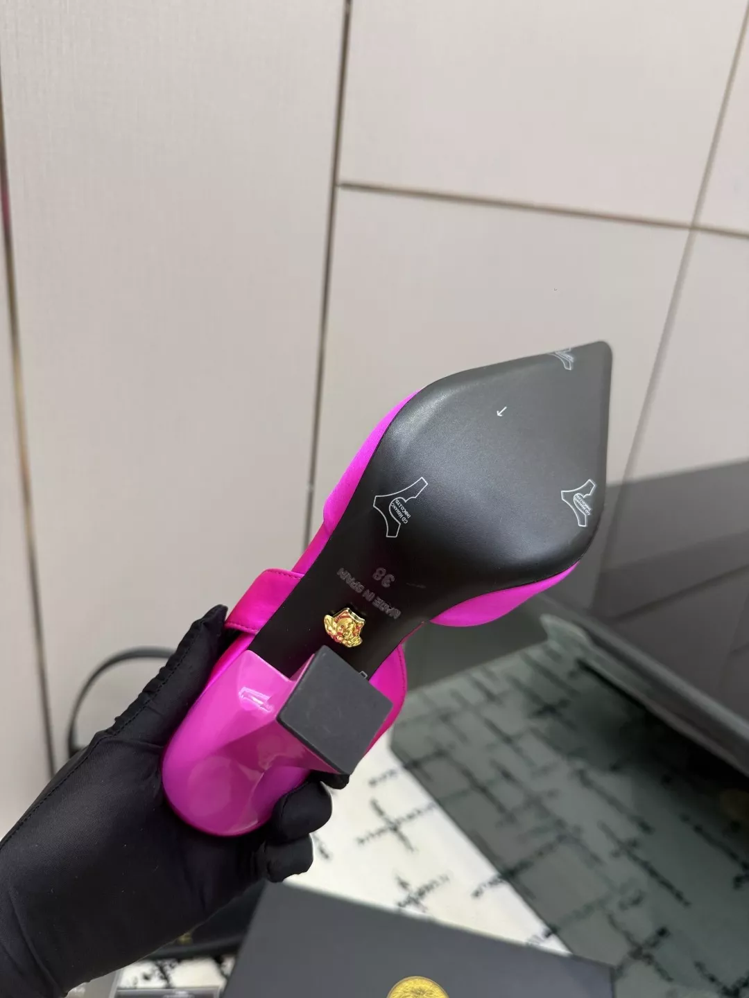 베르사체 메두사 장식 실크 슬링백 펌프스 상세 이미지 9