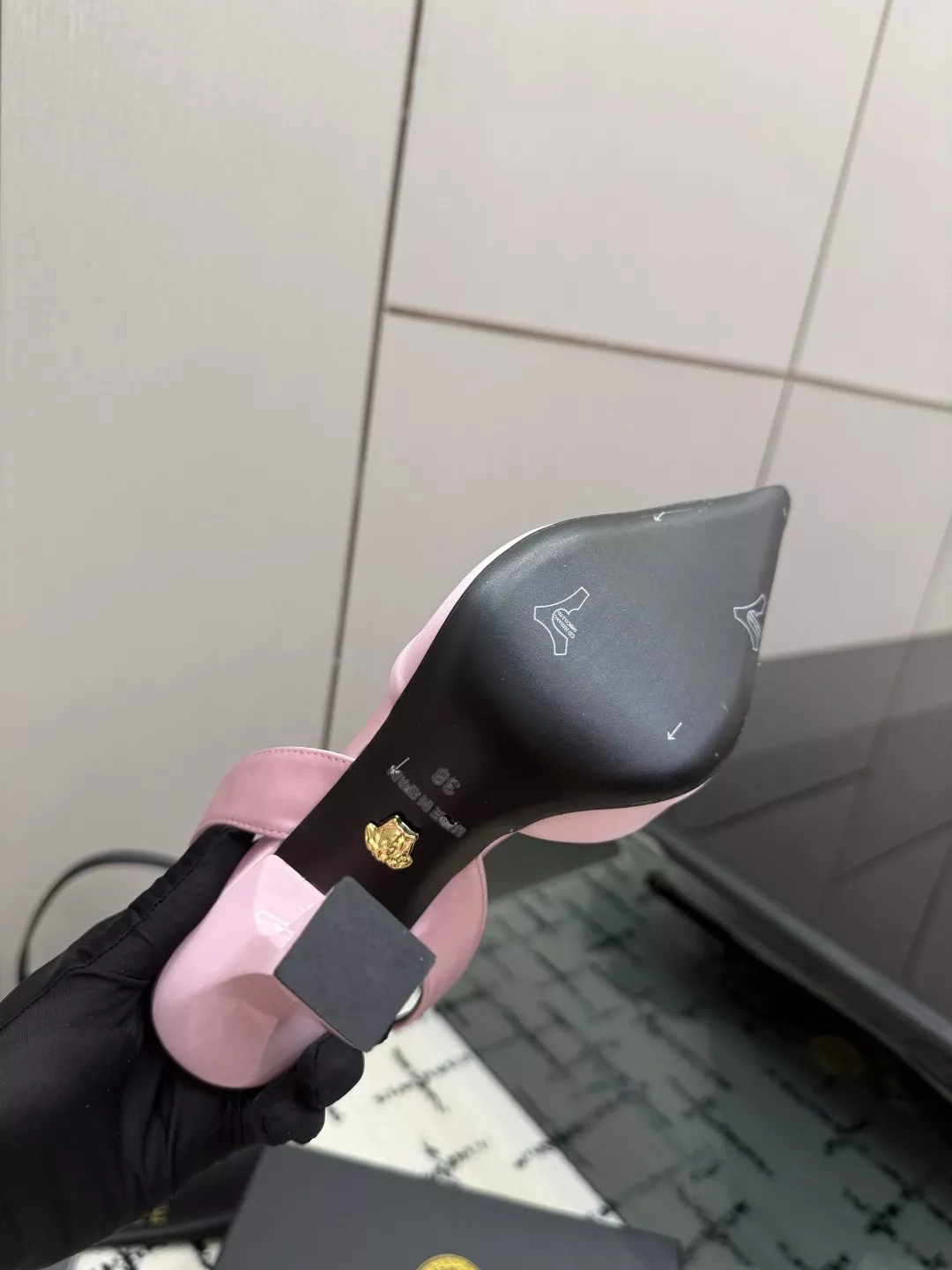 베르사체 메두사 장식 실크 슬링백 펌프스 상세 이미지 9
