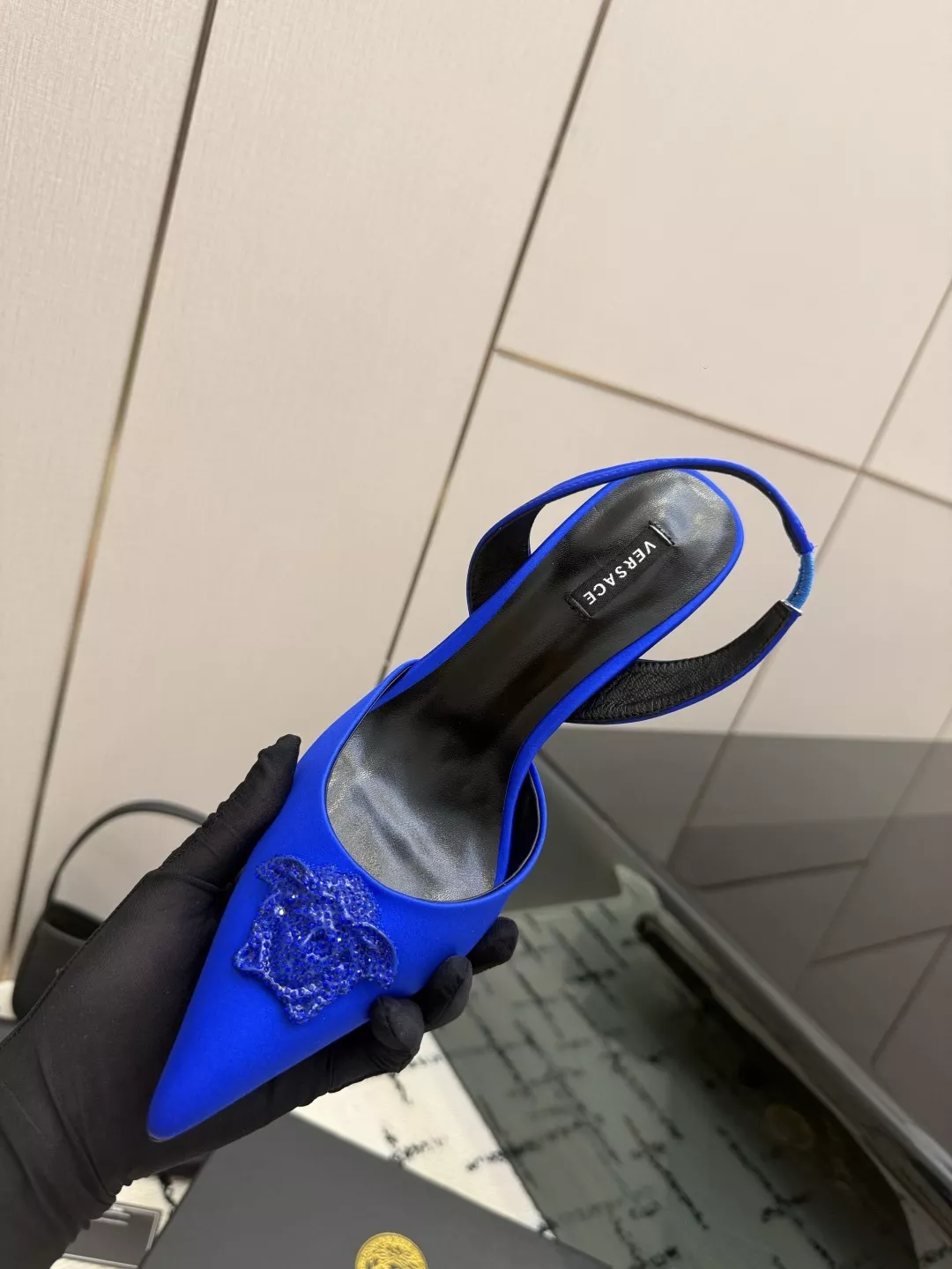 베르사체 실크 어퍼 메두사 장식 슬링백 펌프스 상세 이미지 8