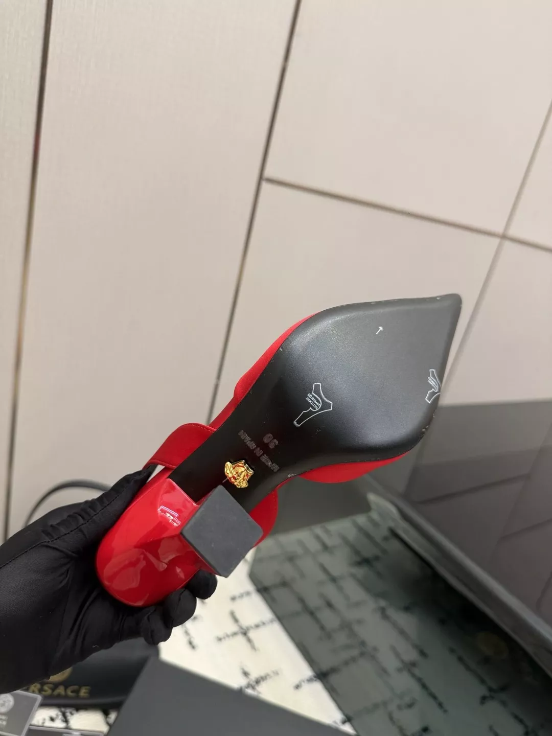 베르사체 메두사 장식 실크 포인티드토 슬링백 펌프스 상세 이미지 9