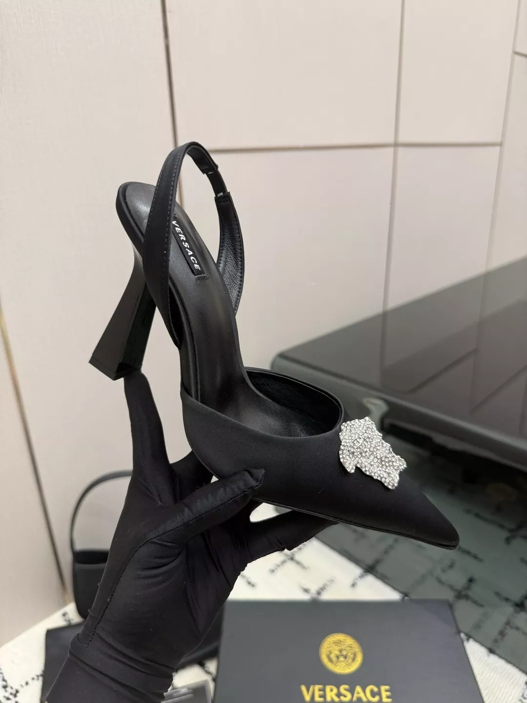 베르사체 메두사 장식 실크 슬링백 펌프스 상세 이미지 7