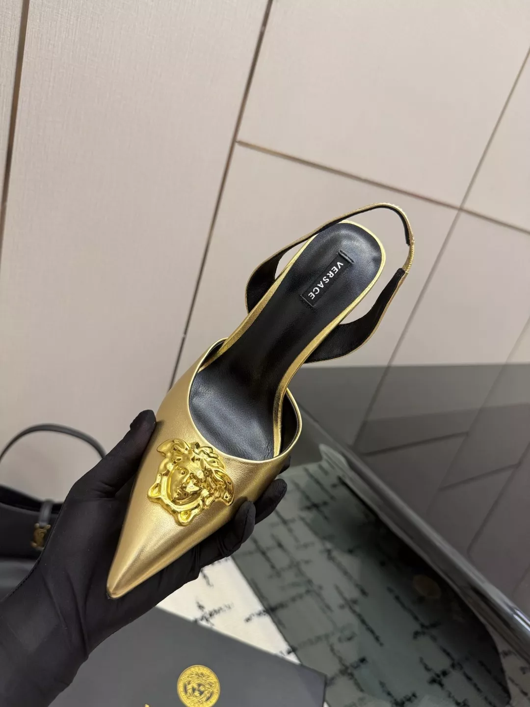 베르사체 메두사 장식 새틴 슬링백 펌프스 상세 이미지 8