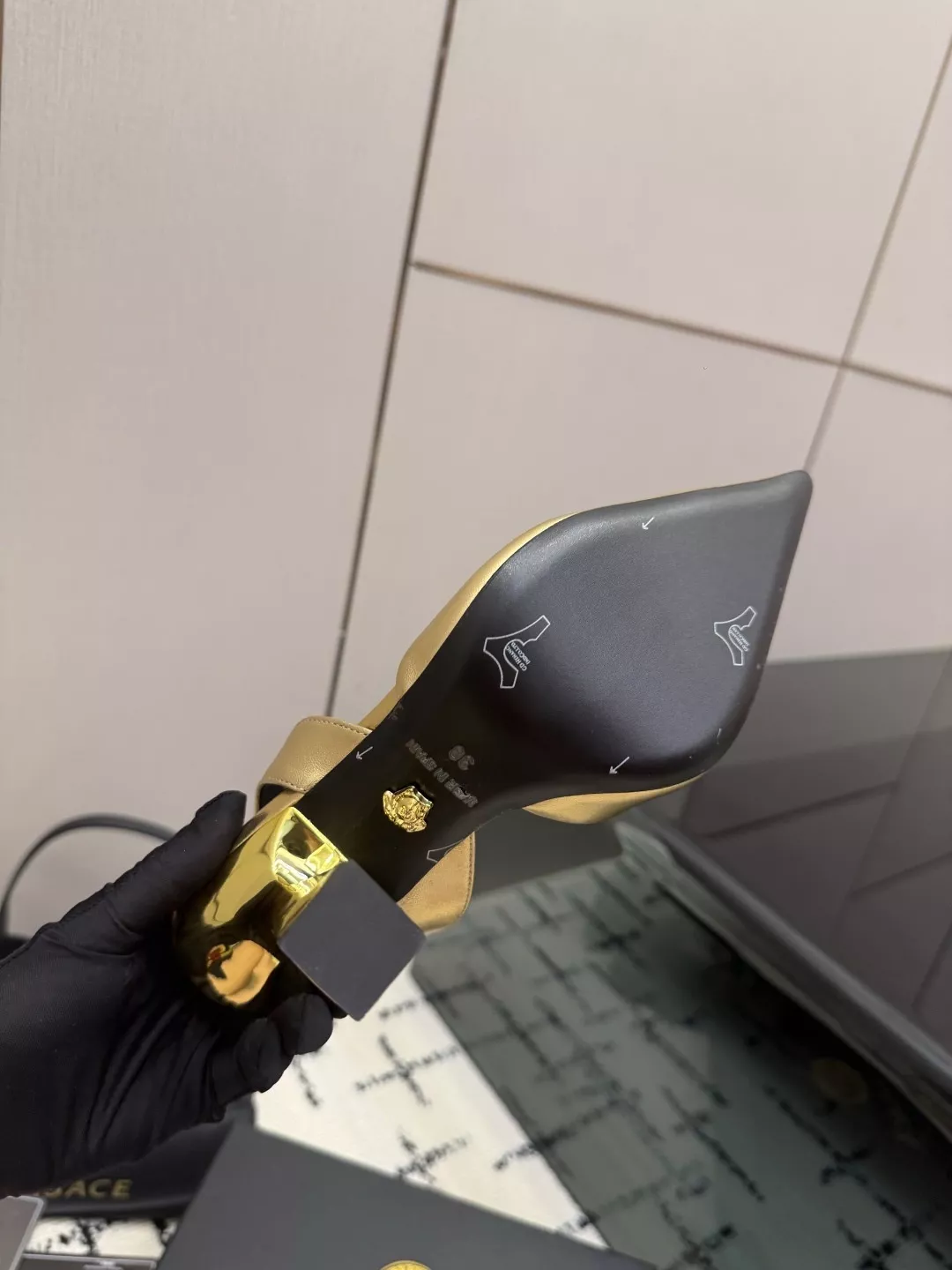 베르사체 메두사 장식 새틴 슬링백 펌프스 상세 이미지 9