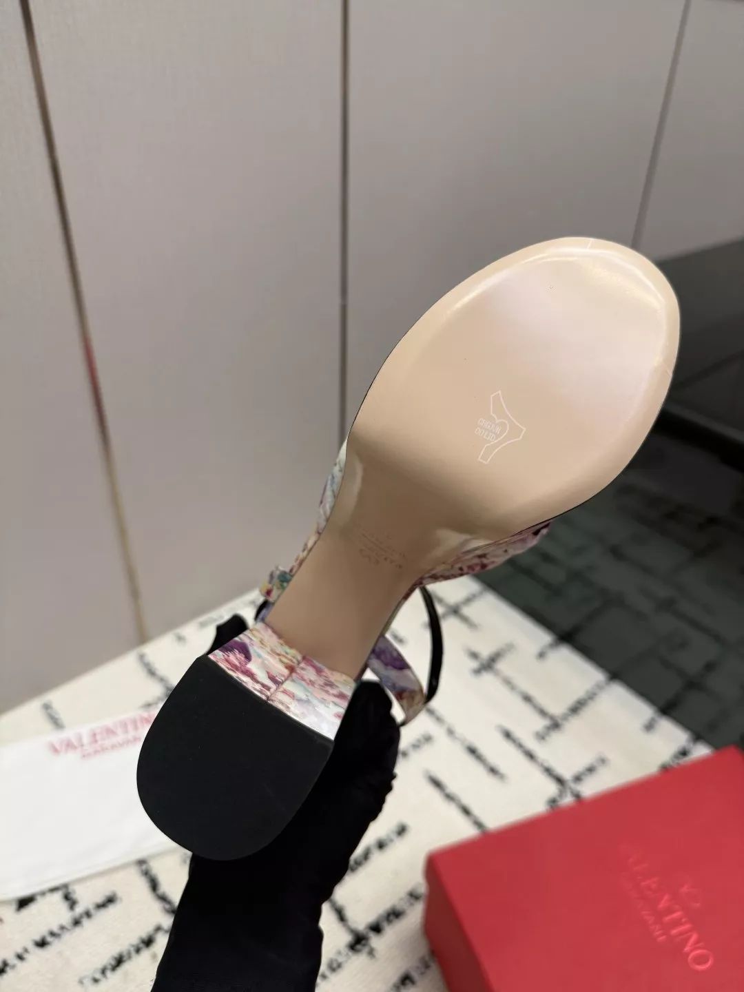 발렌티노 브이로고 시그니처 벨벳 스트랩 힐 샌들 상세 이미지 9