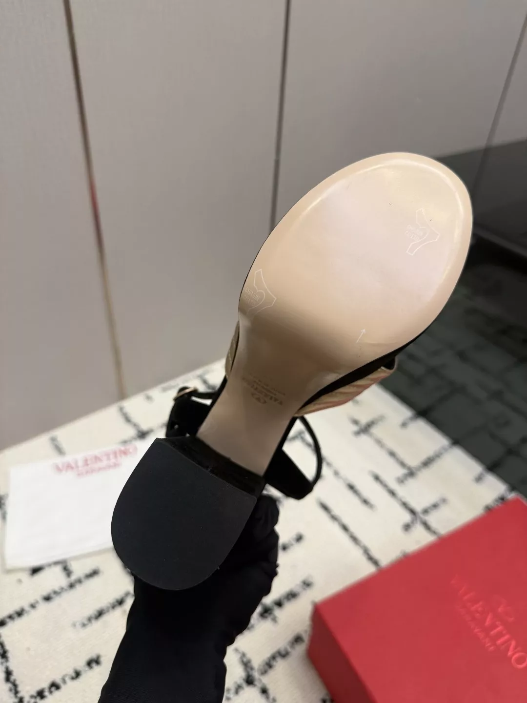 발렌티노 브이로고 시그니처 벨벳 플랫폼 힐 샌들 상세 이미지 9