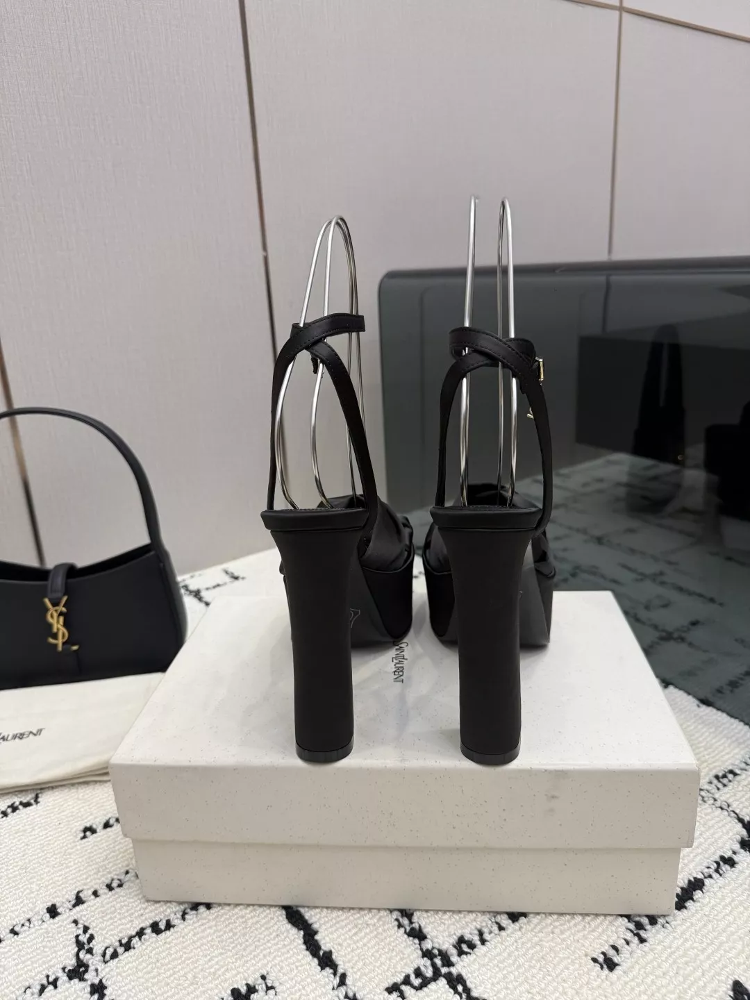 입생로랑 로고 장식 아몬드토 힐 샌들 상세 이미지 5