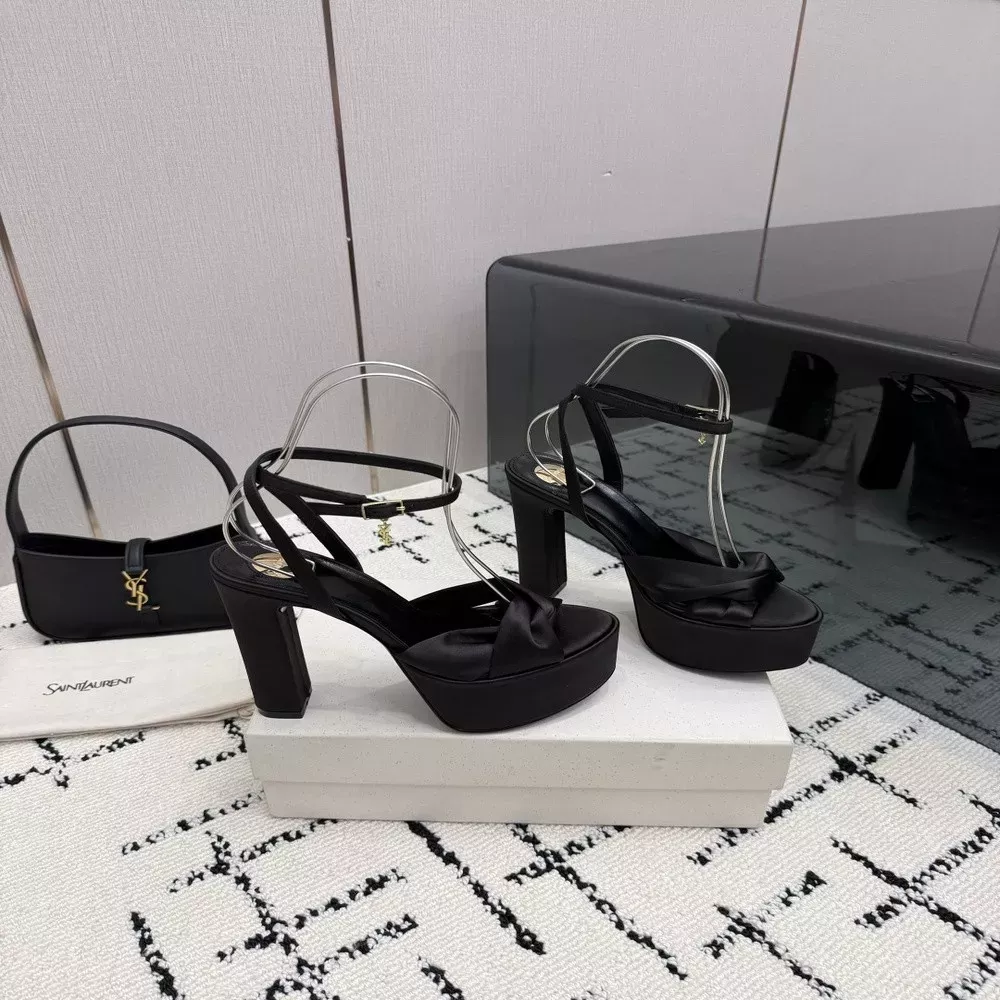 입생로랑 로고 장식 아몬드토 힐 샌들