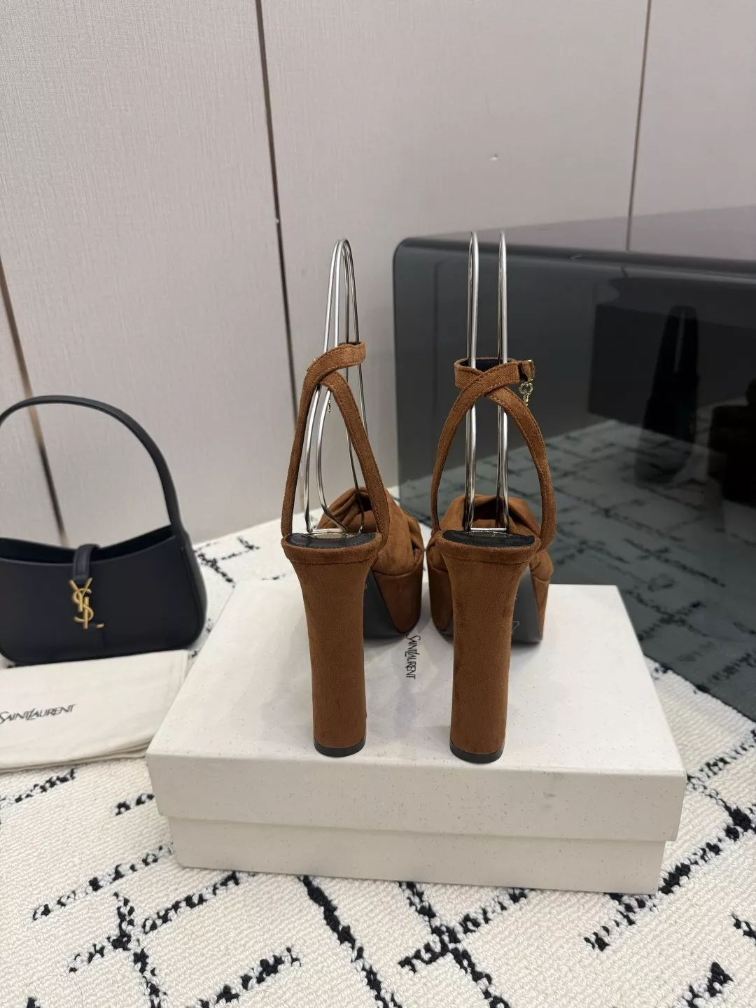 입생로랑 스몰 로고 아몬드토 힐 샌들 상세 이미지 5