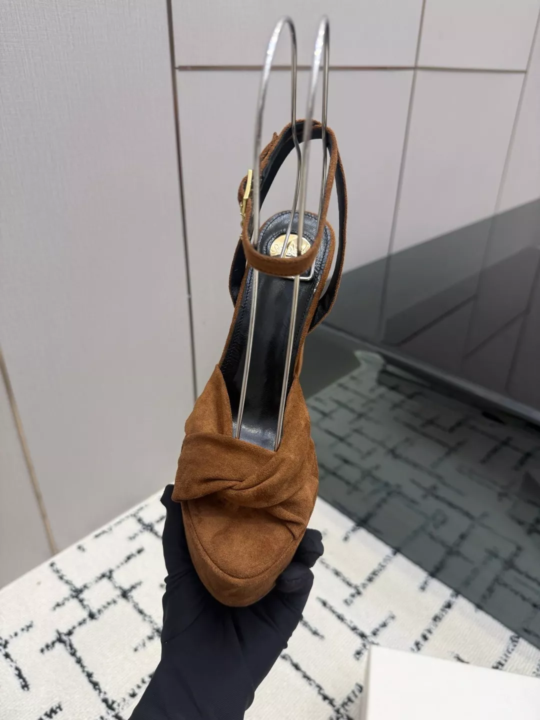 입생로랑 스몰 로고 아몬드토 힐 샌들 상세 이미지 8