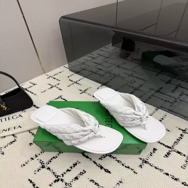 보테가베네타 인트레치아토 양가죽 미드힐 쪼리 샌들