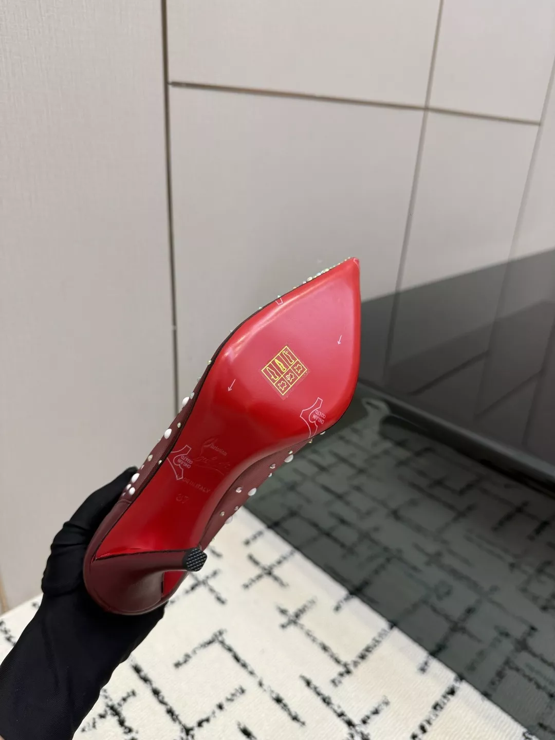 크리스찬루부탱 로즈 장식 메시 크리스털 레드솔 펌프스 상세 이미지 9