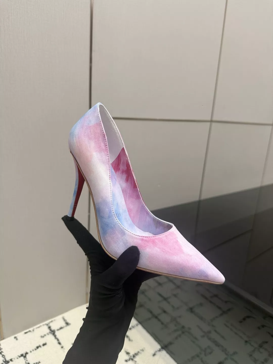 크리스찬루부탱 로즈 장식 레드솔 실크 펌프스 상세 이미지 7