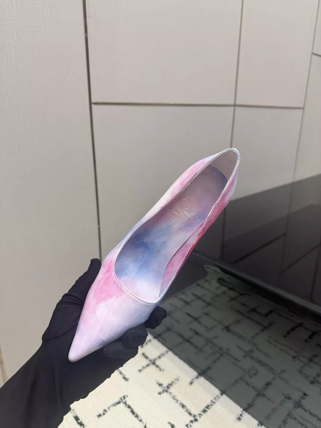 크리스찬루부탱 로즈 장식 레드솔 실크 펌프스 상세 이미지 8