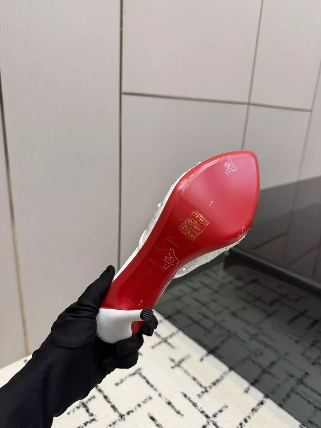 크리스찬루부탱 로즈 크리스털 장식 레드솔 토오픈 뮬 상세 이미지 9