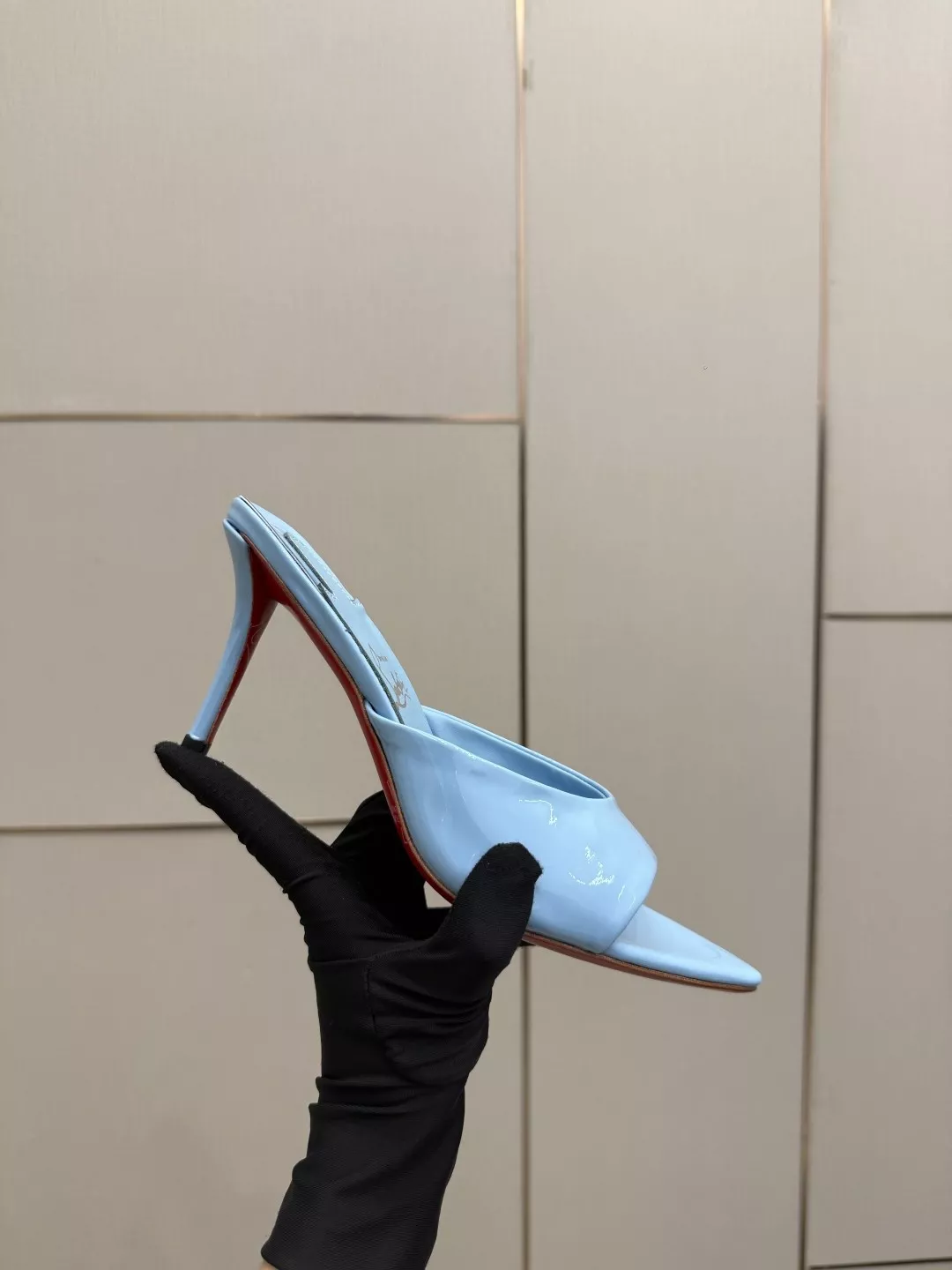 크리스찬루부탱 에나멜 레드솔 스톤 장식 토오픈 뮬 상세 이미지 7