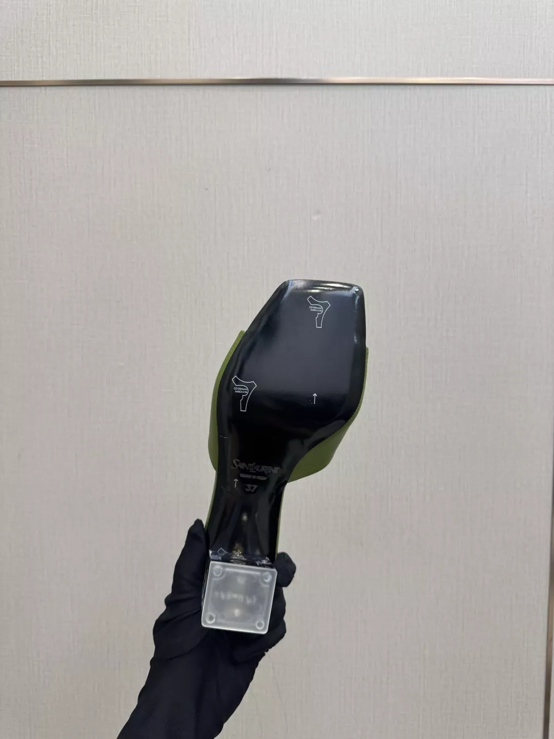 입생로랑 스퀘어토 투명 굽 스트랩 토오픈 뮬 상세 이미지 9