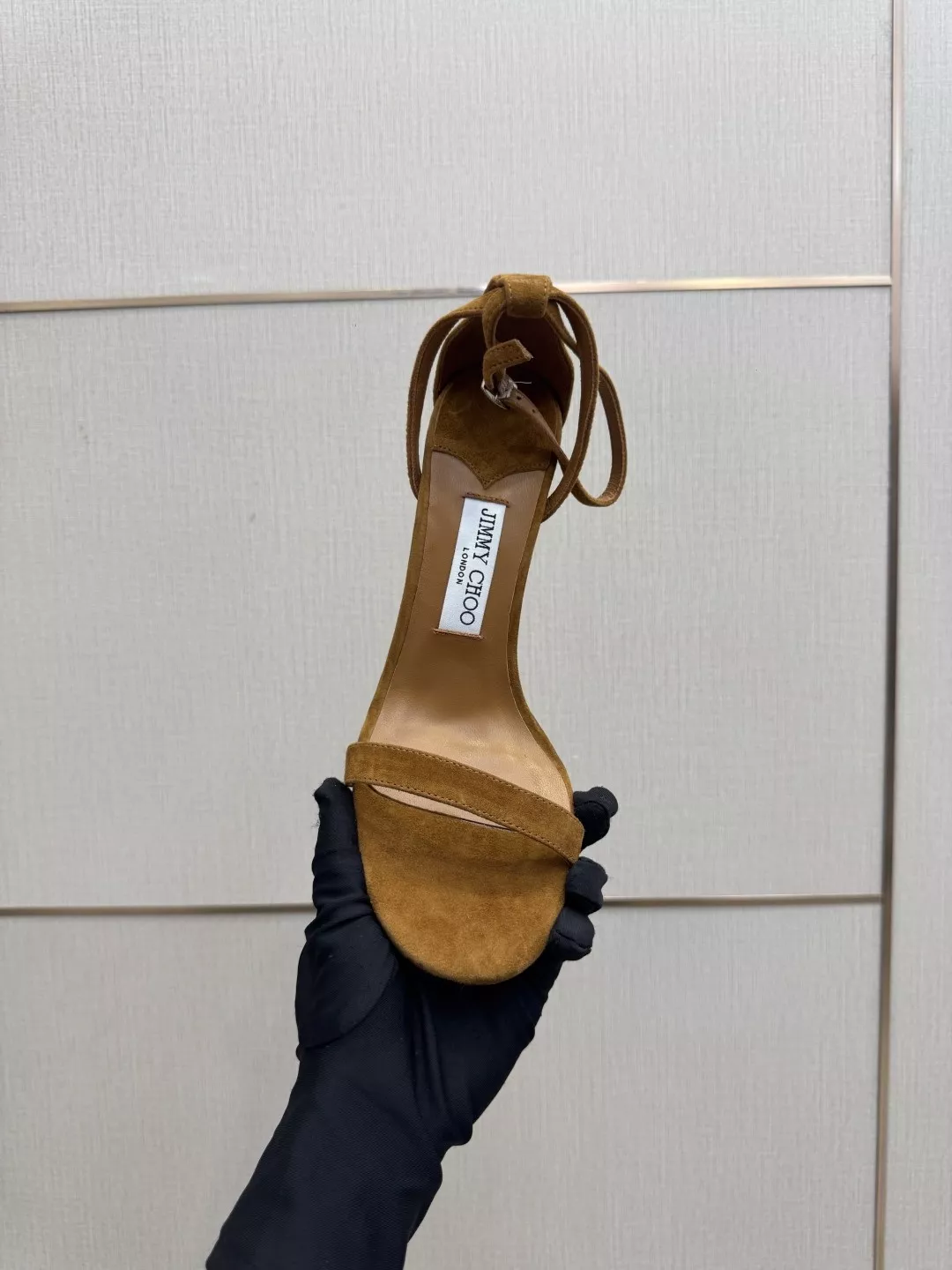 지미추 포인티드토 양가죽 스트랩 힐 샌들 상세 이미지 8