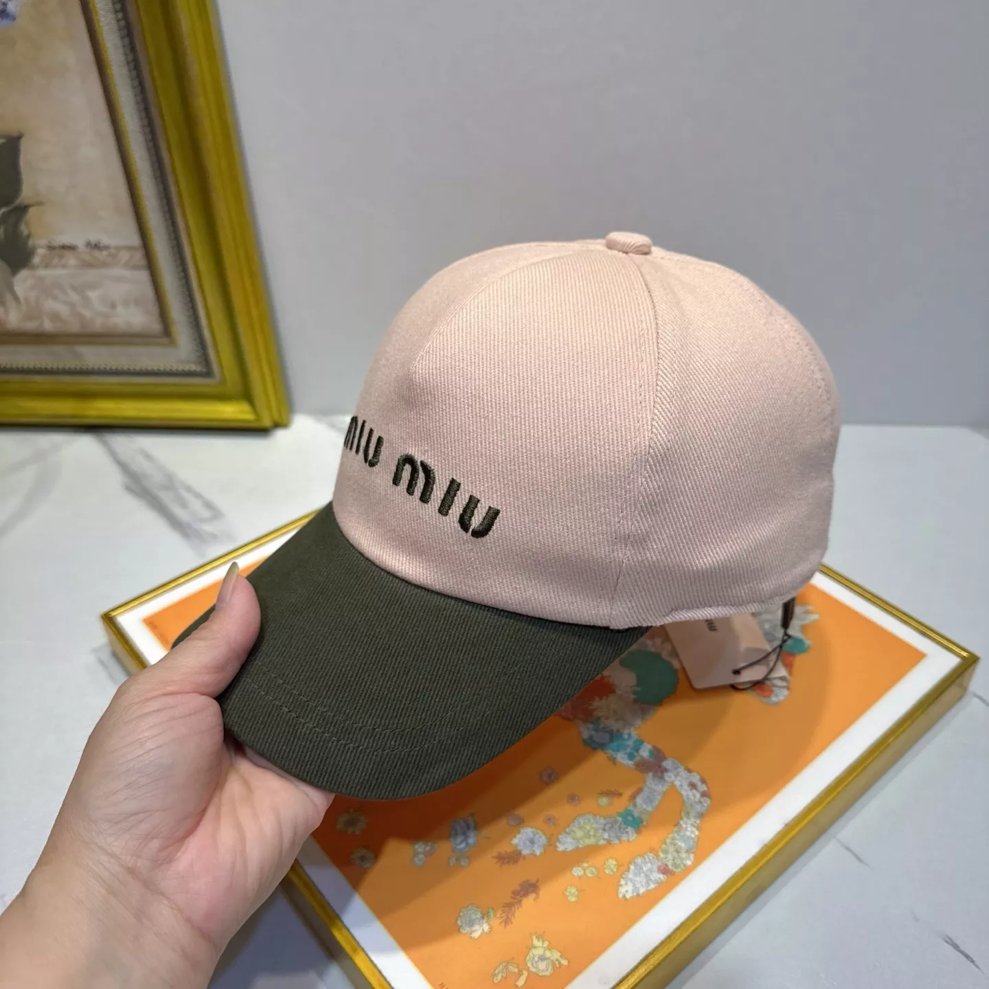 미우미우 투톤 순면 자수 로고 볼캡 상세 이미지 6