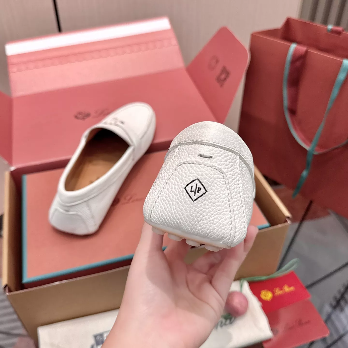 로로피아나 페블솔 카프스킨 슬립온 로퍼 상세 이미지 9