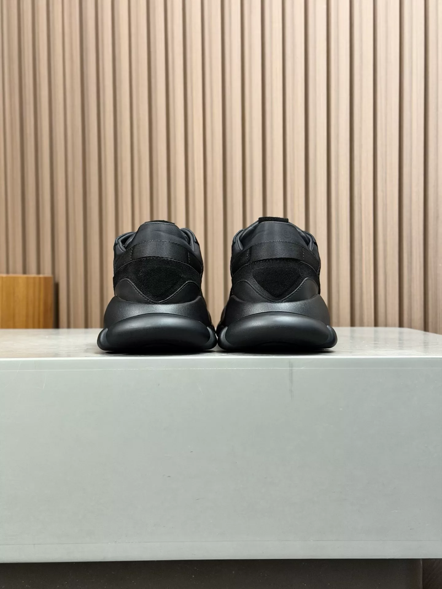 프라다 원판 소가죽 블랙 로우탑 스니커즈 상세 이미지 7