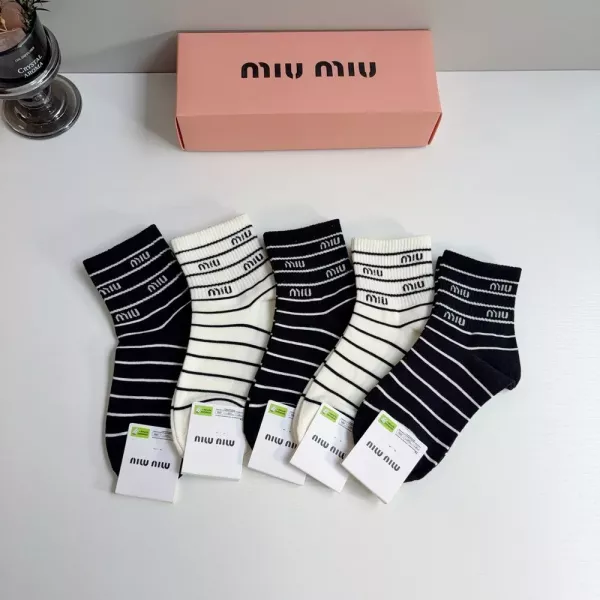 미우미우 스트라이프 로고 포인트 코튼 중목 양말 세트
