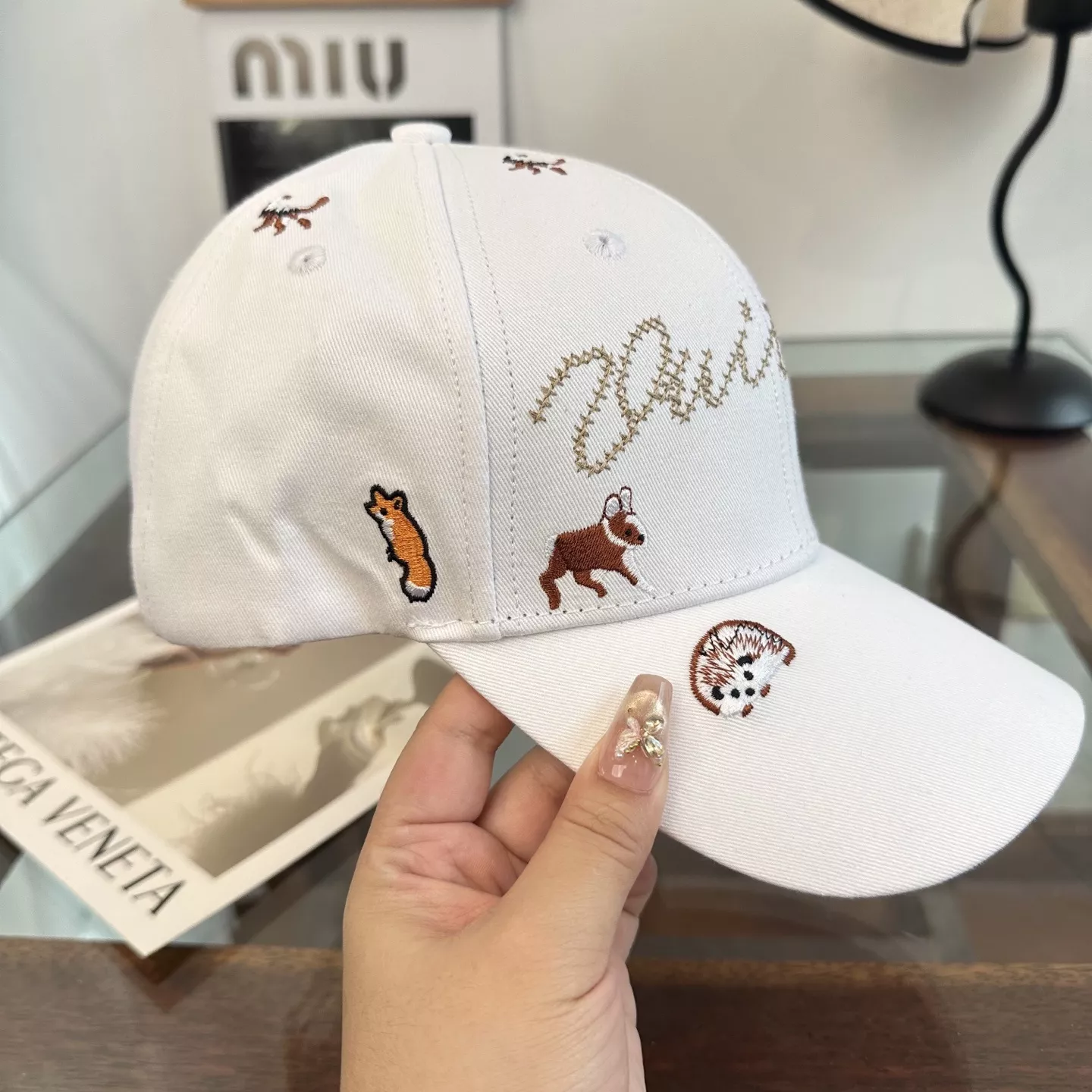루이비통 자수 로고 화이트 베이스볼 캡 상세 이미지 6