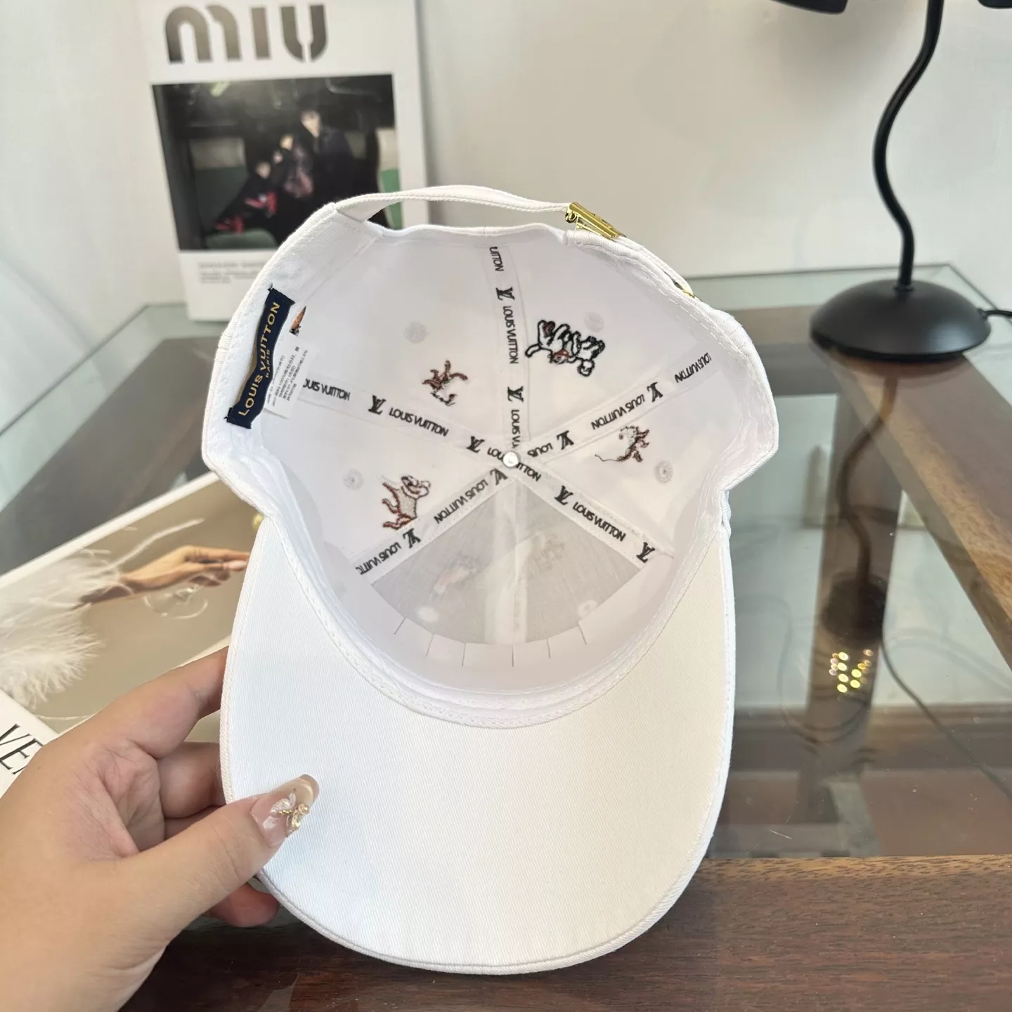 루이비통 자수 로고 화이트 베이스볼 캡 상세 이미지 8