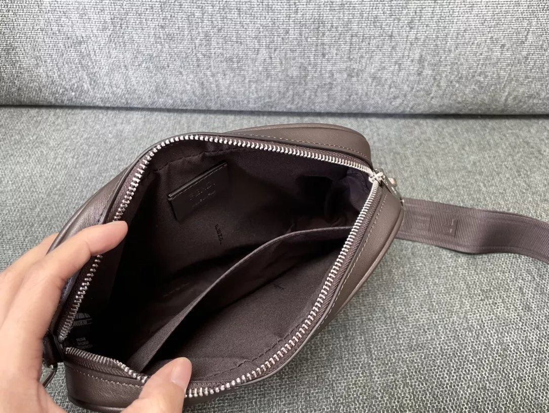 펜디 FF 로고 빈티지 패턴 스퀘어 카메라백 상세 이미지 8