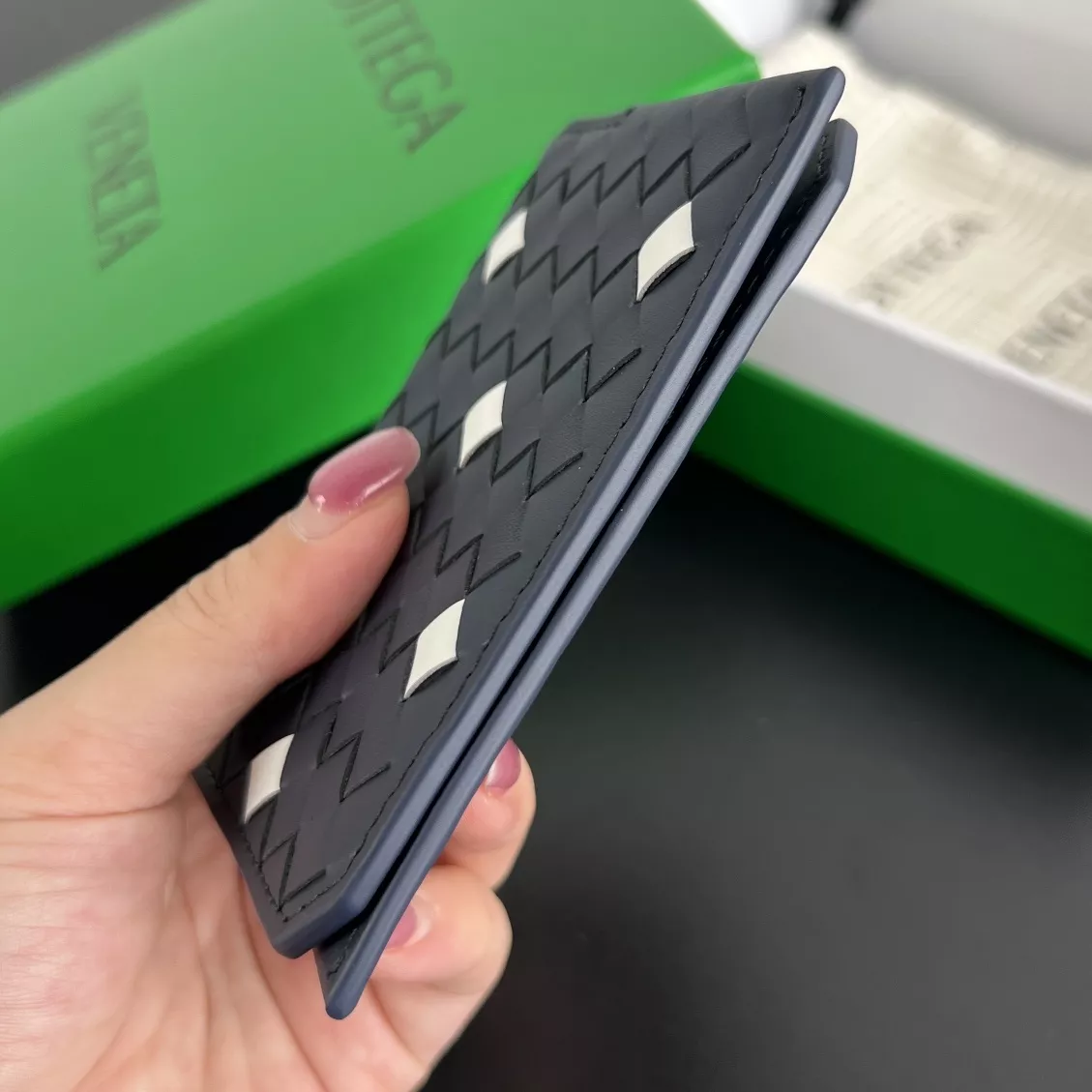 보테가베네타 피콜로 엘랍 플랩 인트레치아토 송아지 가죽 카드지갑 상세 이미지 2