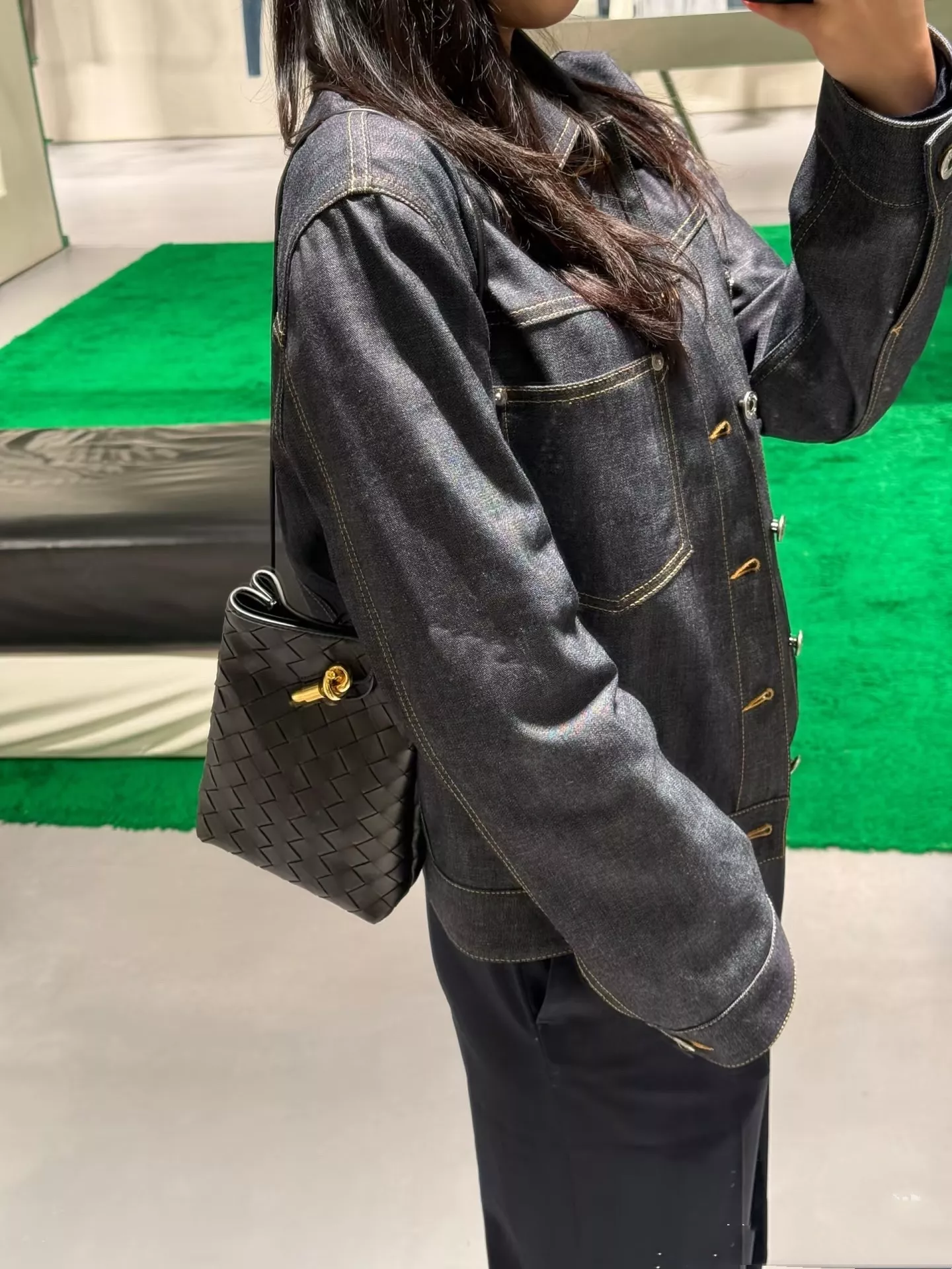 보테가베네타 안디아모 인트레치아토 버티컬 휴대폰백 상세 이미지 13