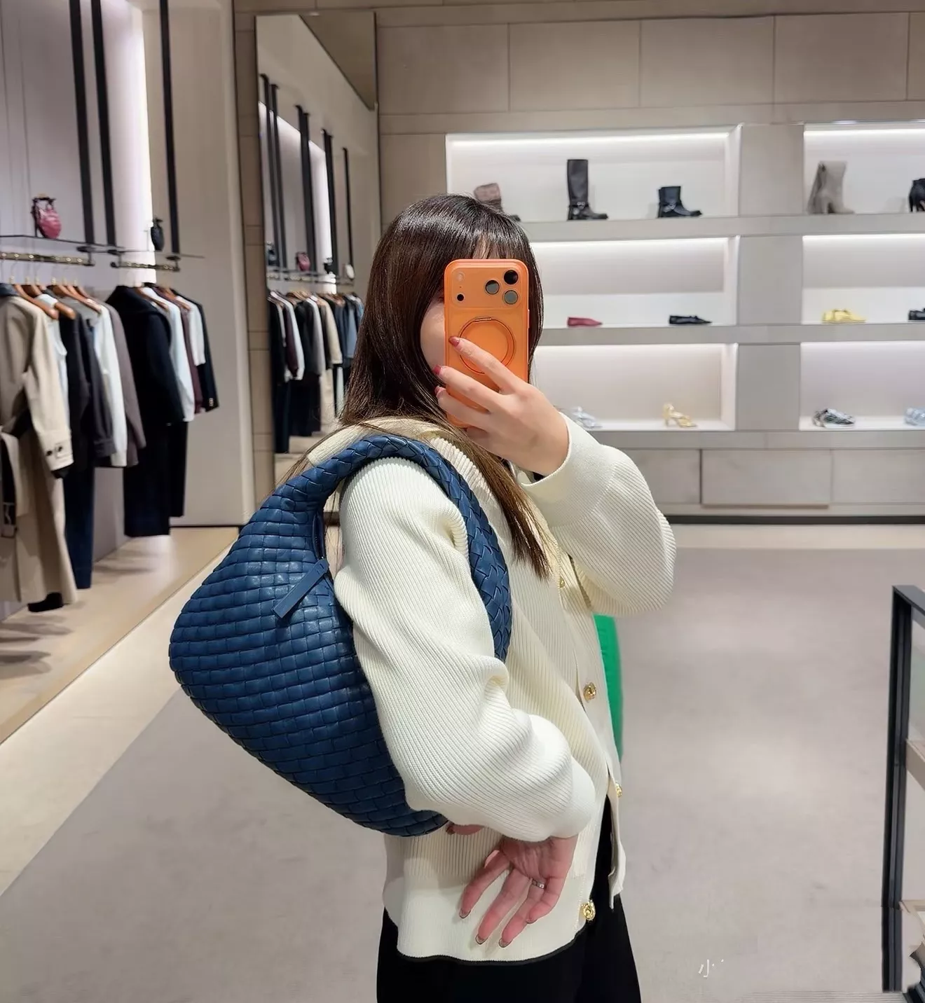 보테가베네타 인트레치아토 나파 램스킨 패디드 호보백 상세 이미지 11