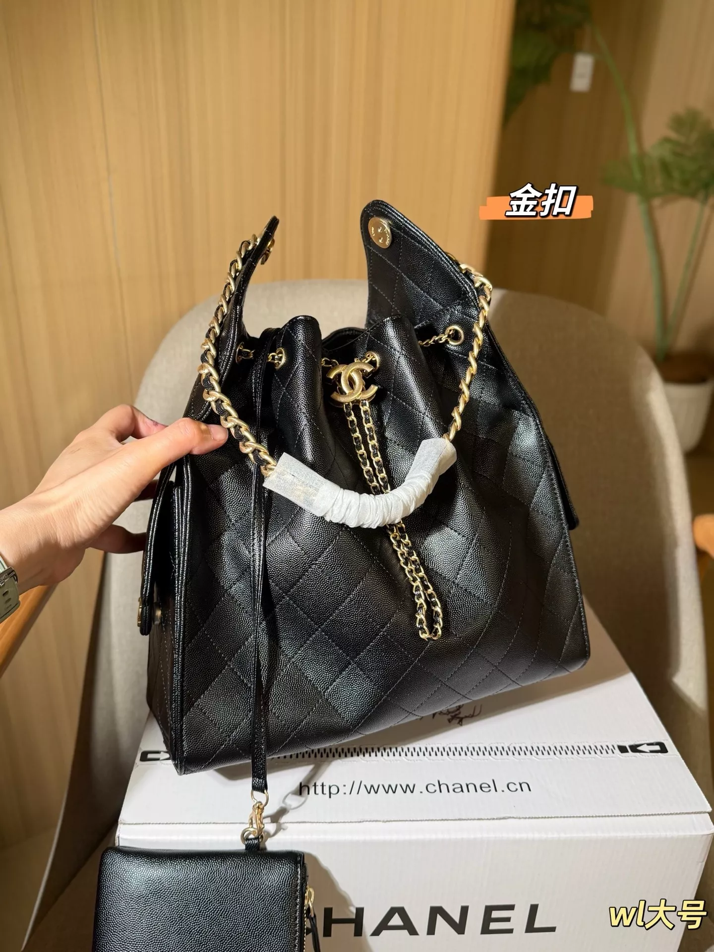 샤넬 체인 디테일 퀼팅 버킷 호보백 상세 이미지 2
