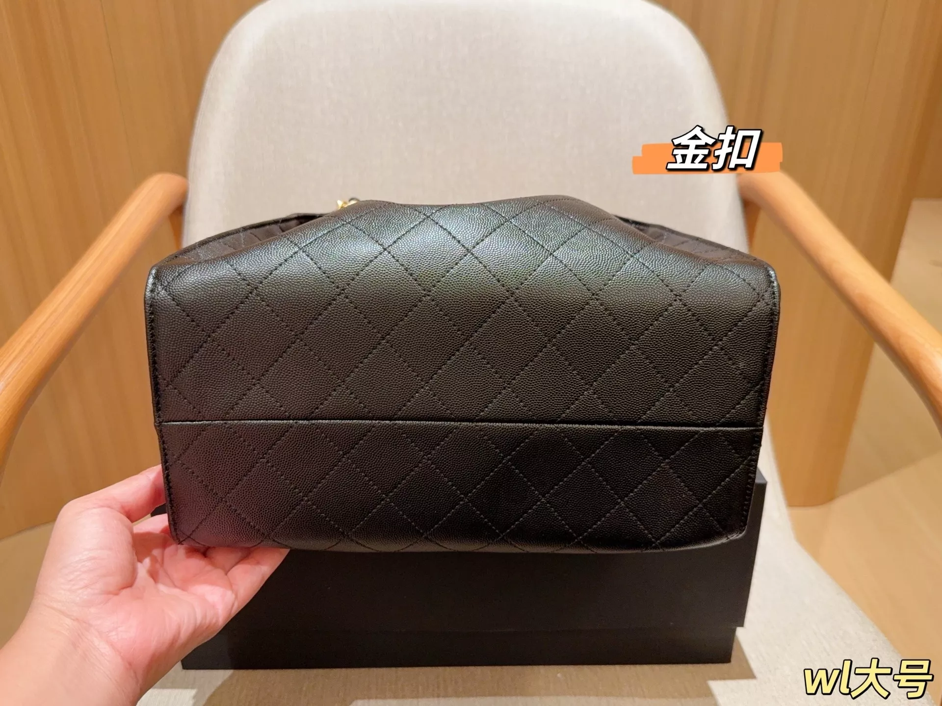 샤넬 체인 디테일 퀼팅 버킷 호보백 상세 이미지 6