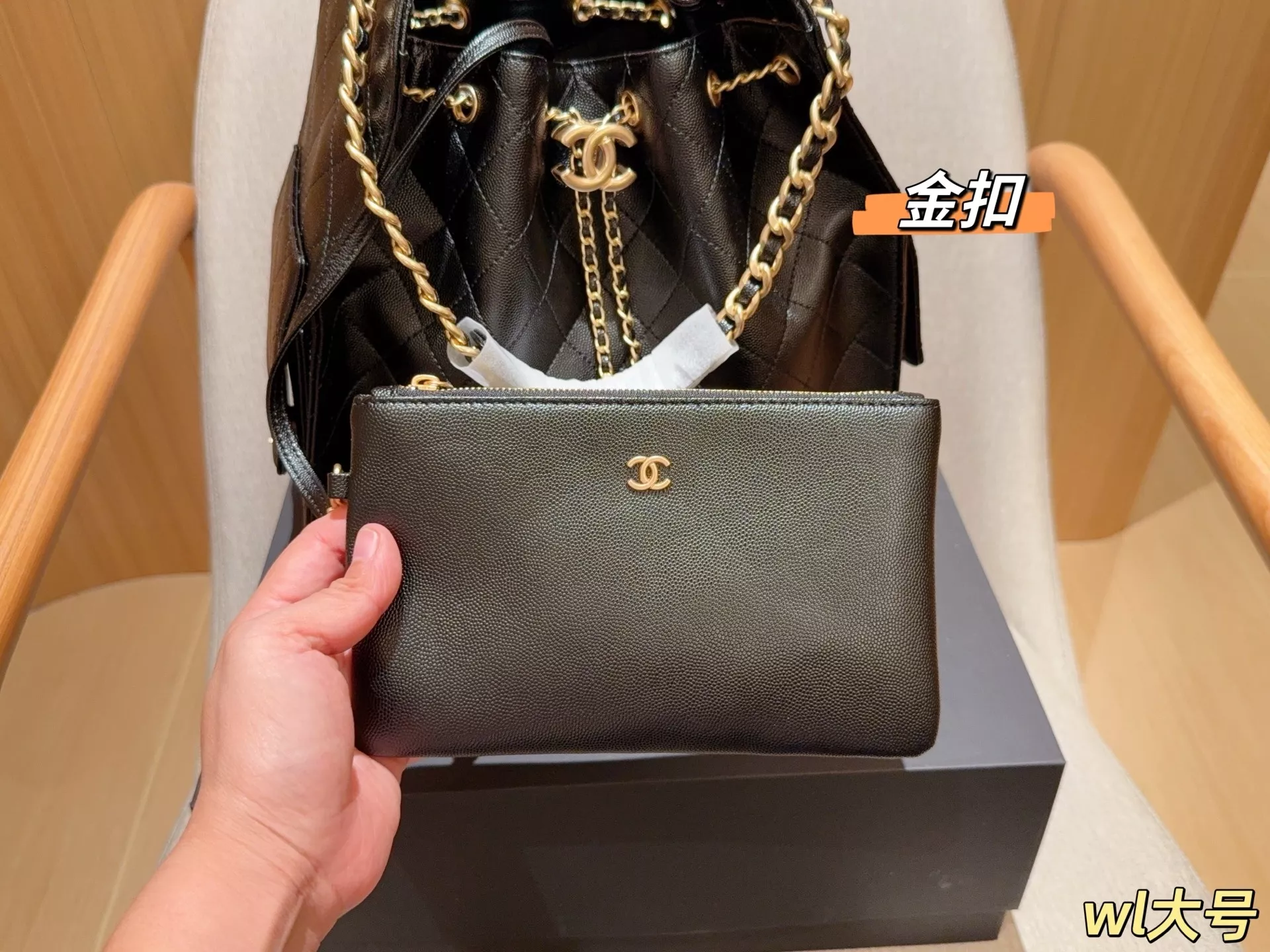 샤넬 체인 디테일 퀼팅 버킷 호보백 상세 이미지 8