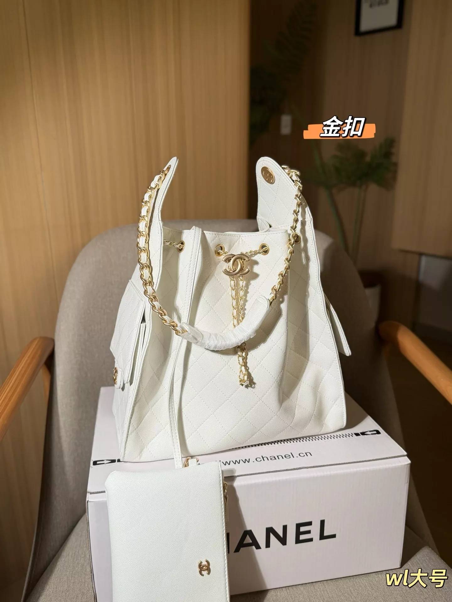 샤넬 체인 디테일 퀼팅 버킷 호보백 상세 이미지 10