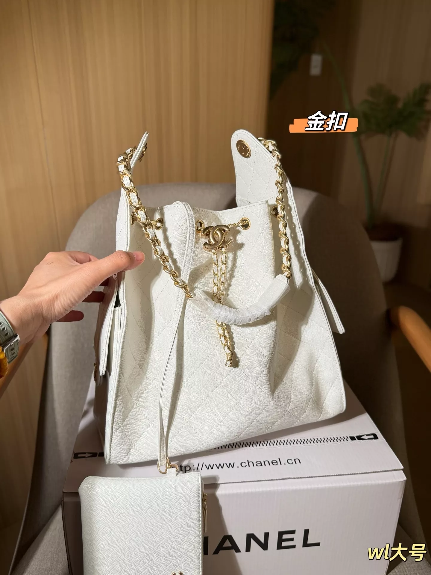 샤넬 체인 디테일 퀼팅 버킷 호보백 상세 이미지 11