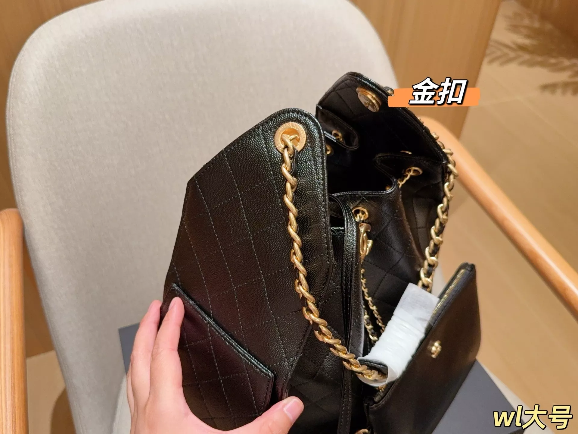 샤넬 체인 디테일 퀼팅 버킷 호보백 상세 이미지 7