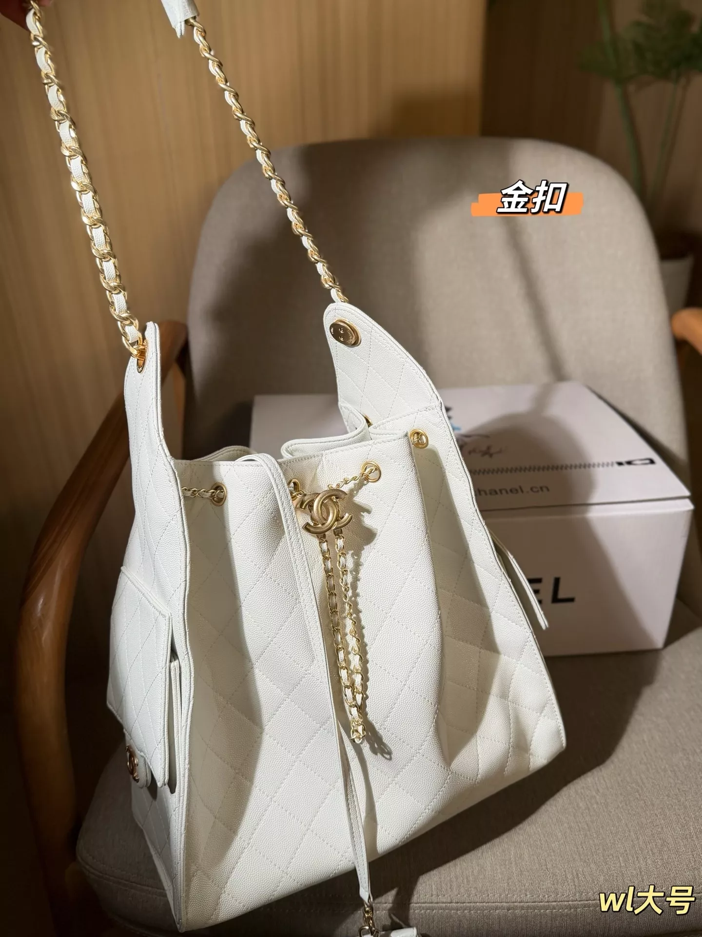 샤넬 체인 디테일 퀼팅 버킷 호보백 상세 이미지 12