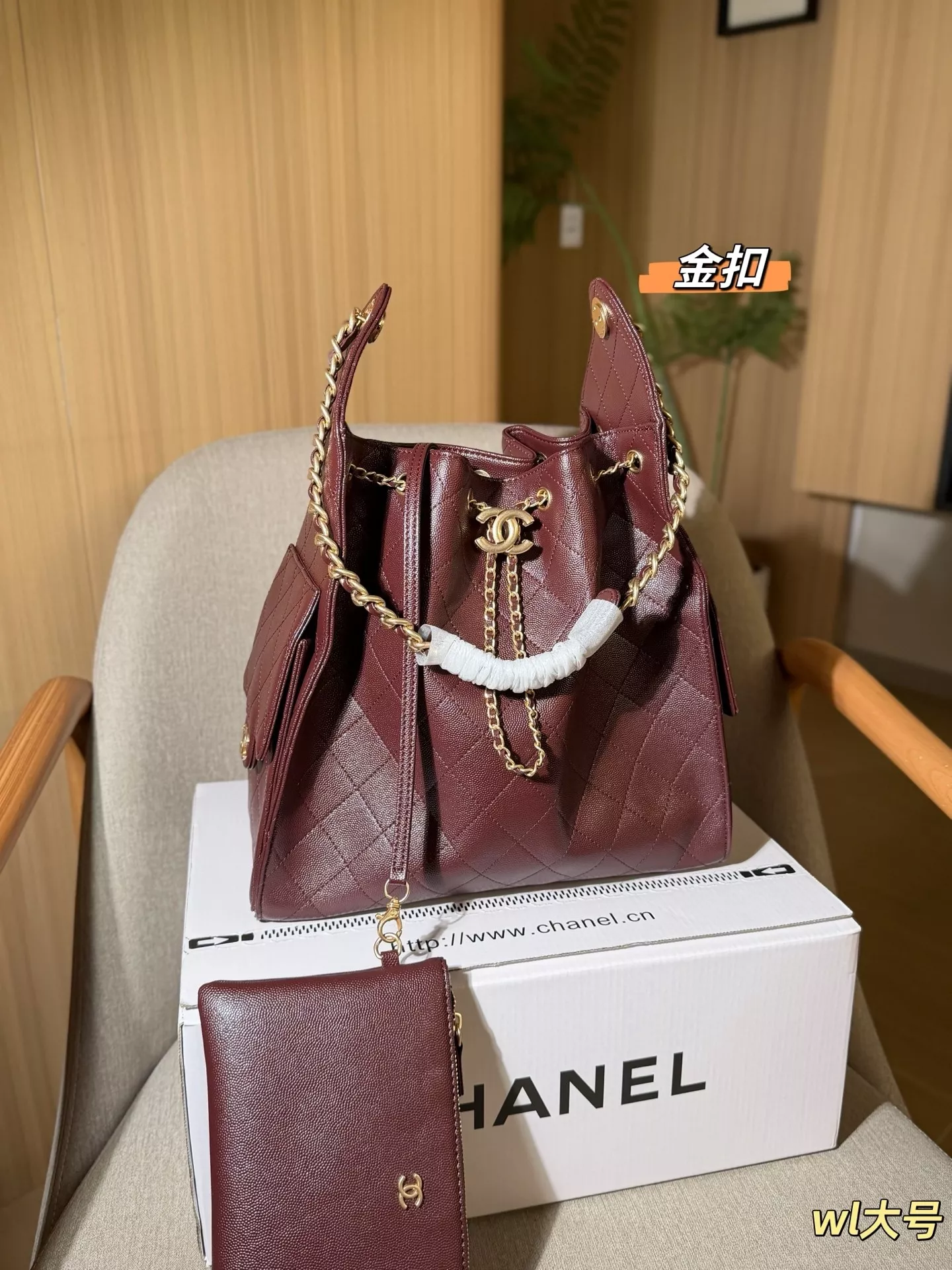 샤넬 체인 디테일 퀼팅 버킷 호보백 상세 이미지 16