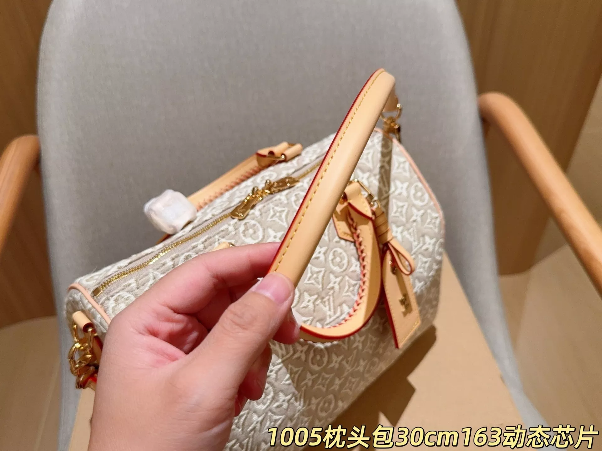 루이비통 스피디 30 엠보 자수 필로우 보스턴백 상세 이미지 8