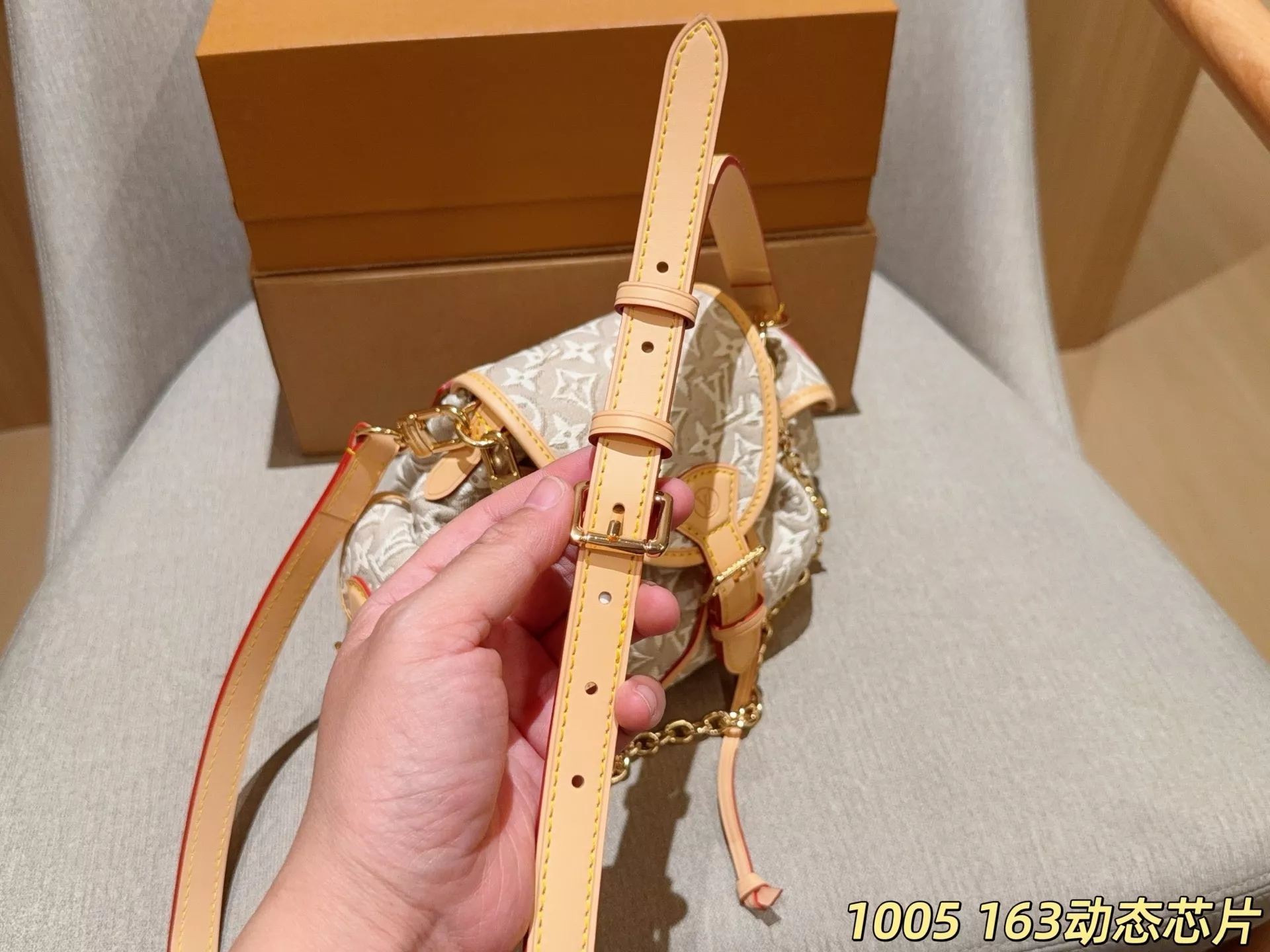 루이비통 오디세이 엠보 자수 체인 숄더백 상세 이미지 8