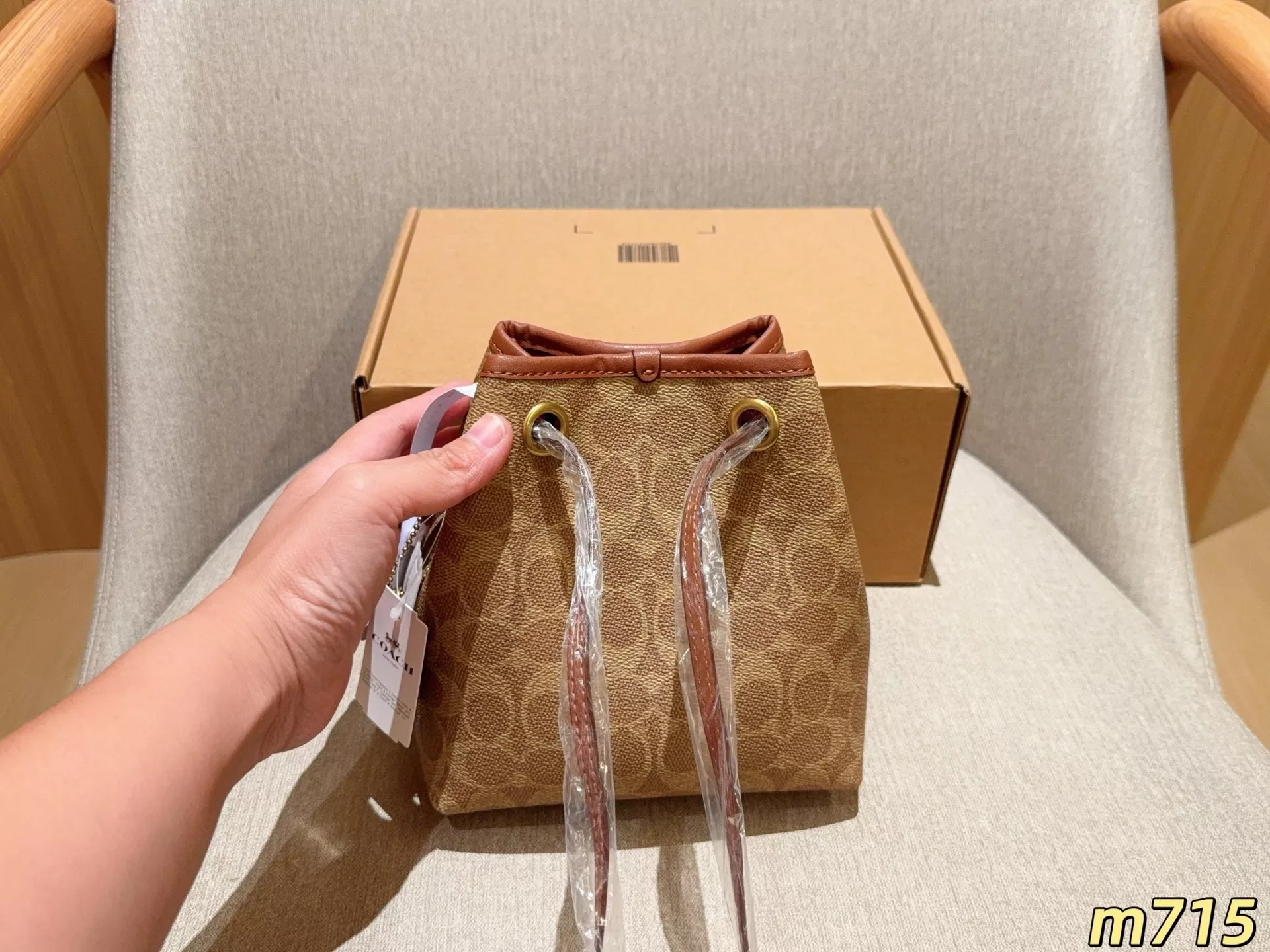 코치 제이드 로고 패턴 미니 버킷백 상세 이미지 4