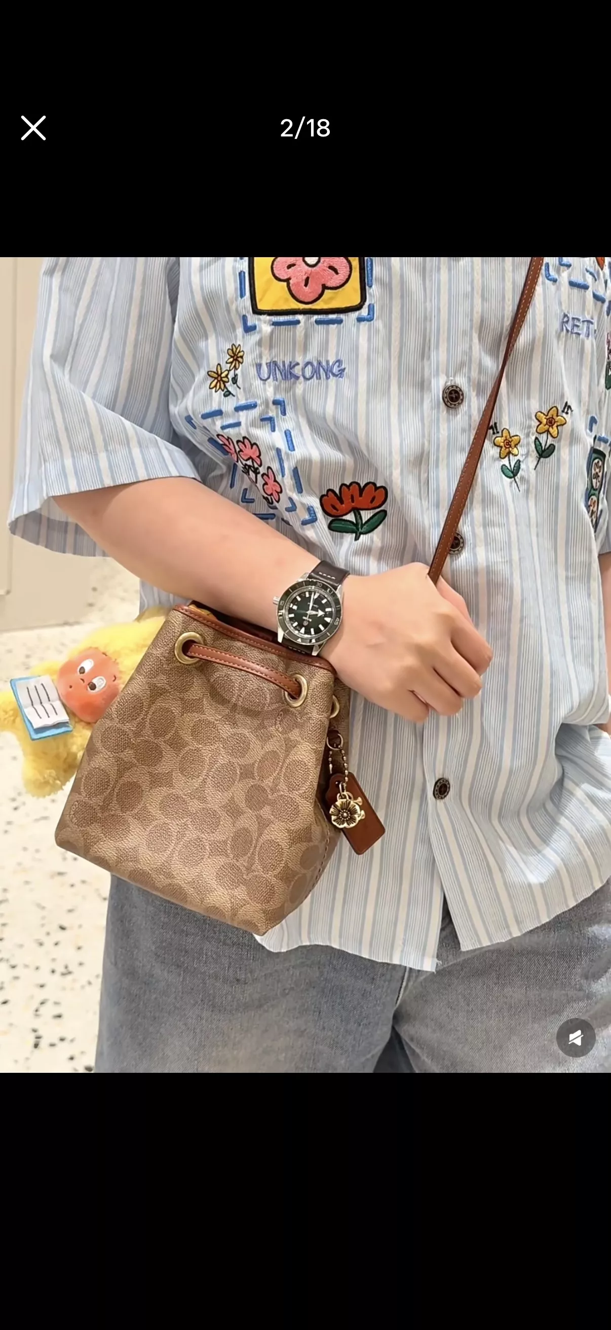 코치 제이드 로고 패턴 미니 버킷백 상세 이미지 11