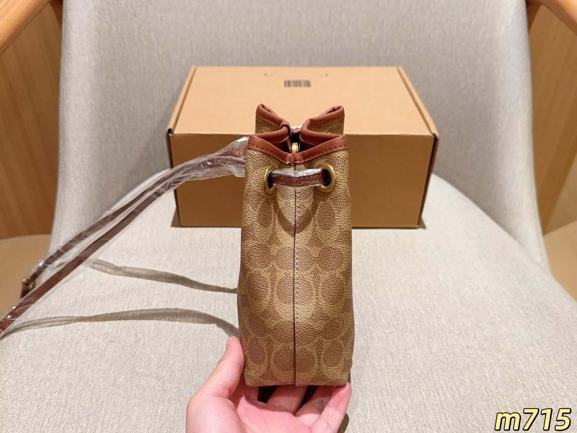 코치 제이드 로고 패턴 미니 버킷백 상세 이미지 5