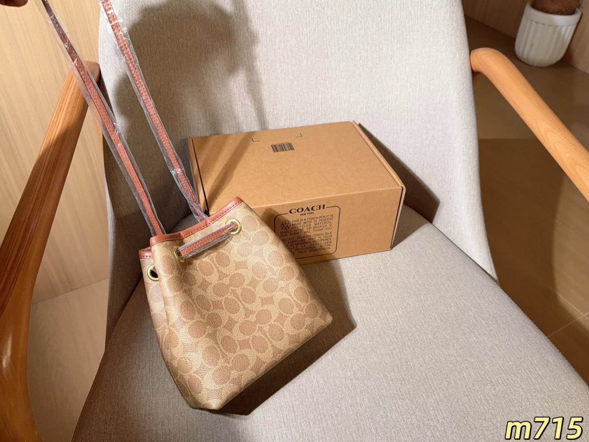 코치 제이드 로고 패턴 미니 버킷백 상세 이미지 2