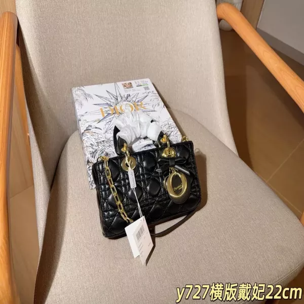 디올 레이디 디조이 양가죽 퀼팅 리본 토트백