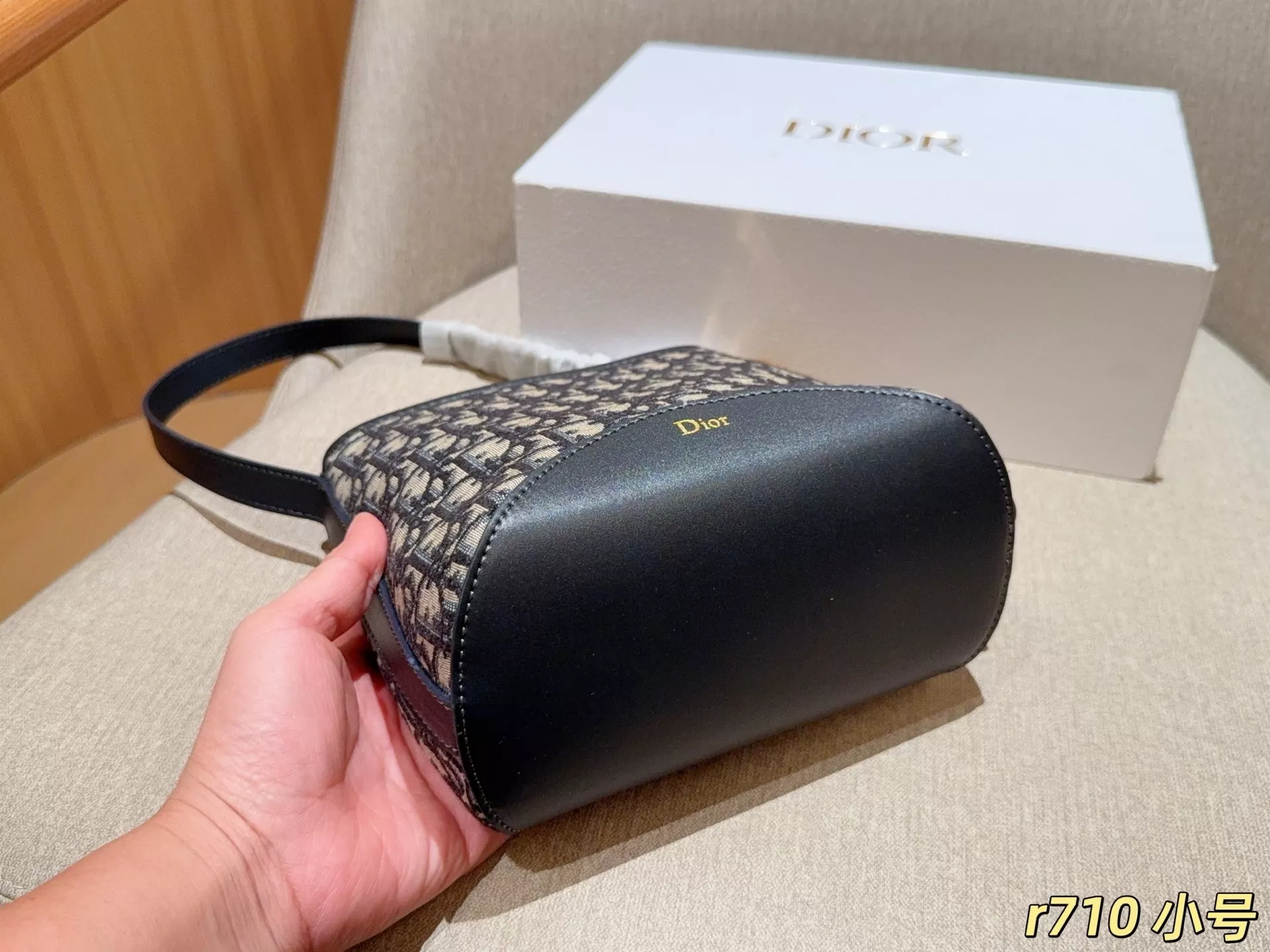 디올 오블리크 패턴 메달리온 버킷백 상세 이미지 7